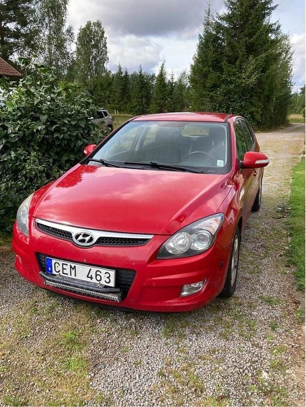 Röd Begagnad 2009 Hyundai i30 Halvkombi | 10 000 kr (Superpris) - Bild 1/4