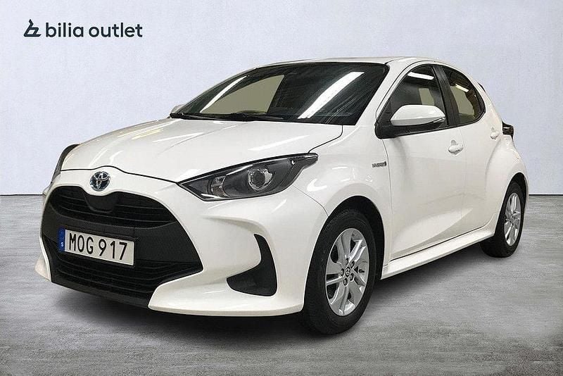 Vit Begagnad 2021 Toyota Yaris Hybrid Active Halvkombi | 179 900 kr (Marknadspris) - Bild 1/3
