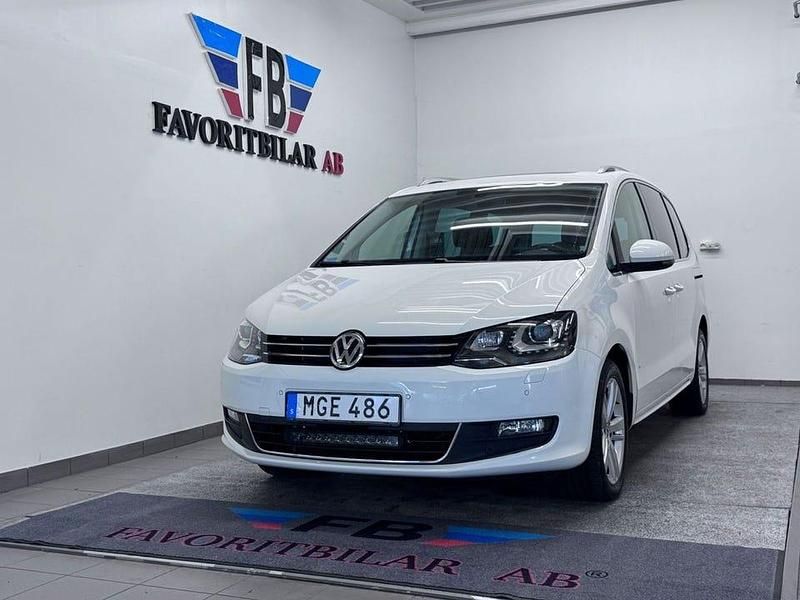 Vit Begagnad 2015 VW Sharan Minibuss | 135 000 kr (Dyr) - Bild 1/4