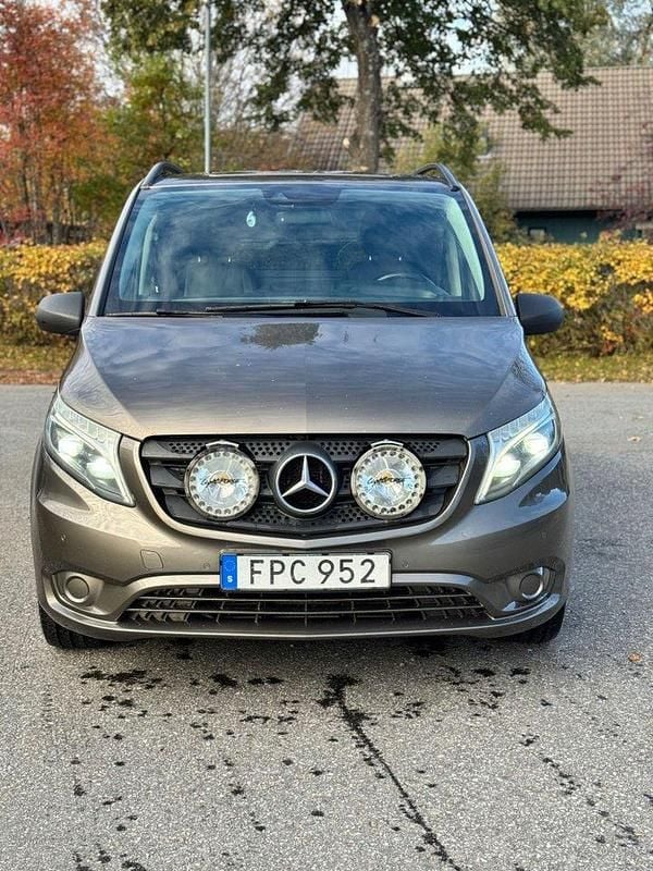 Grå Begagnad 2017 Mercedes Vito Minibuss | 139 900 kr - Bild 1/4