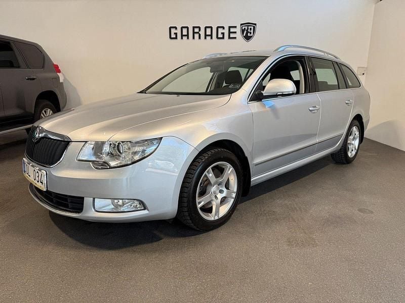 Silver Begagnad 2010 Skoda Superb Ambition Kombi | 94 500 kr (Marknadspris) - Bild 1/4
