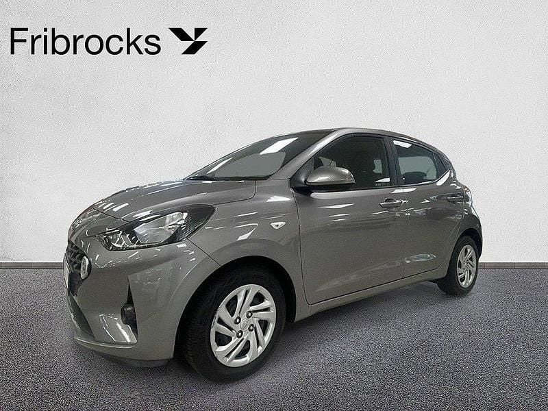 Grå Begagnad 2022 Hyundai i10 Halvkombi | 134 900 kr (Marknadspris) - Bild 1/4
