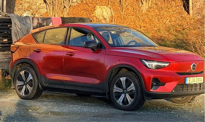 Röd Begagnad 2023 Volvo C40 Plus SUV | 327 000 kr (Marknadspris) - Bild 1/4