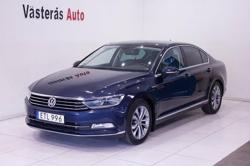 Mörkblå (blå) Begagnad 2015 VW Passat GT Sedan | 115 000 kr (Marknadspris) - Bild 1/4
