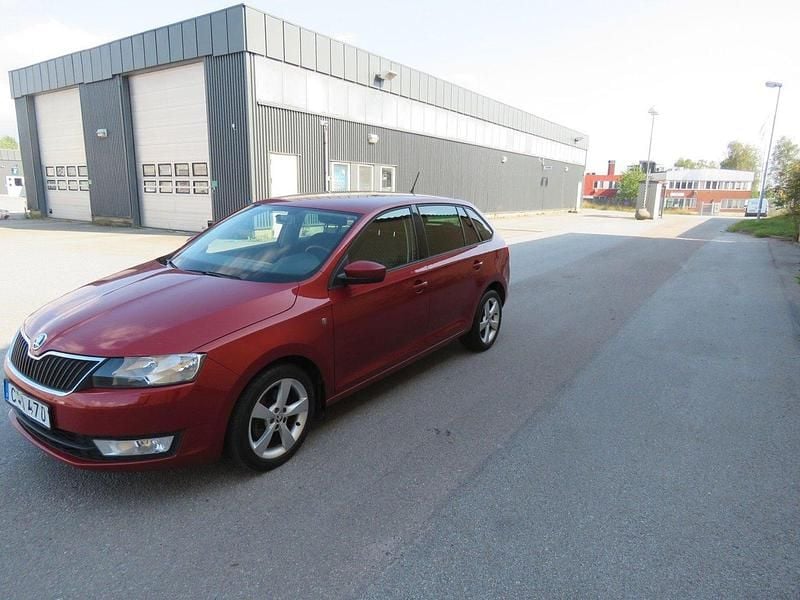 Röd Begagnad 2015 Skoda Rapid Halvkombi | 115 000 kr (Marknadspris) - Bild 1/4