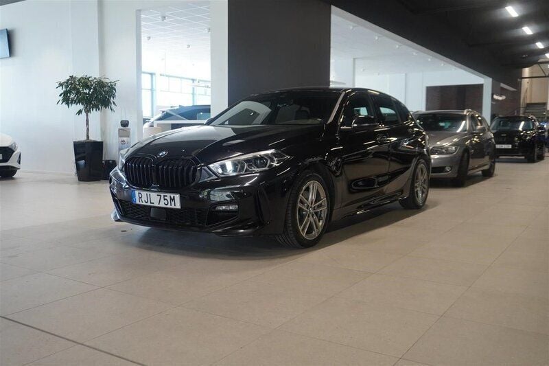 Okänd Begagnad 2021 BMW 118 M Sport Halvkombi | 259 500 kr (Lite dyr) - Bild 1/4