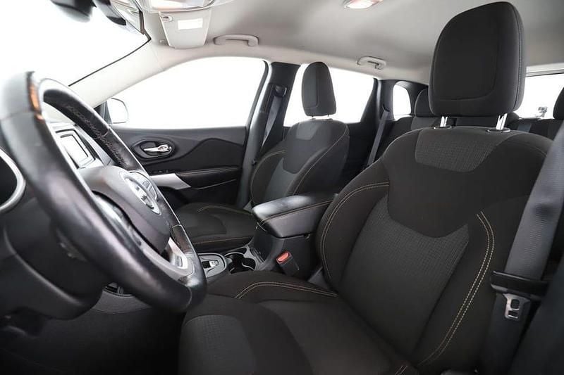 Grå Begagnad 2017 Jeep Cherokee Longitude SUV | 203 000 kr (Marknadspris) - Bild 1/2