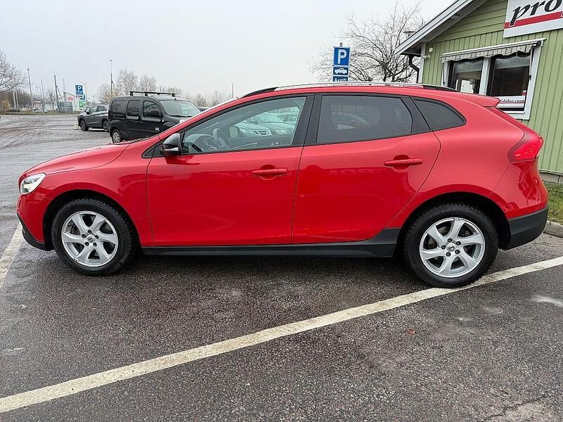 Begagnad Volvo V40 Momentum 120 HK (88 kW) 2017 Röd Halvkombi