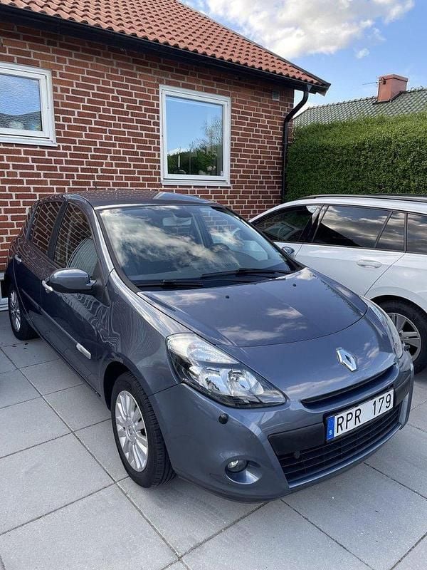 Blå Begagnad 2010 Renault Clio R.S. Halvkombi | 27 500 kr (Bra pris) - Bild 1/2