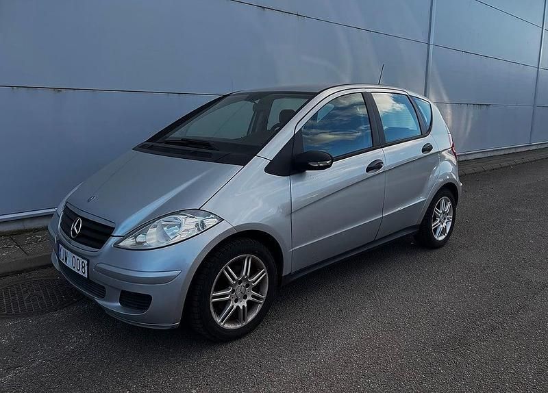 Silver metallic Begagnad 2005 Mercedes A150 Classic Halvkombi | 39 000 kr (Marknadspris) - Bild 1/4