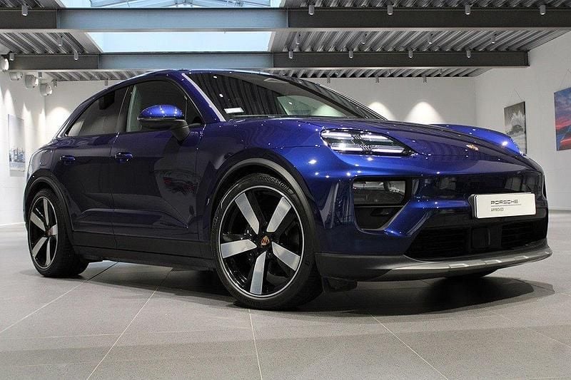 Blå Begagnad 2024 Porsche Macan SUV | 895 000 kr (Superpris) - Bild 1/4