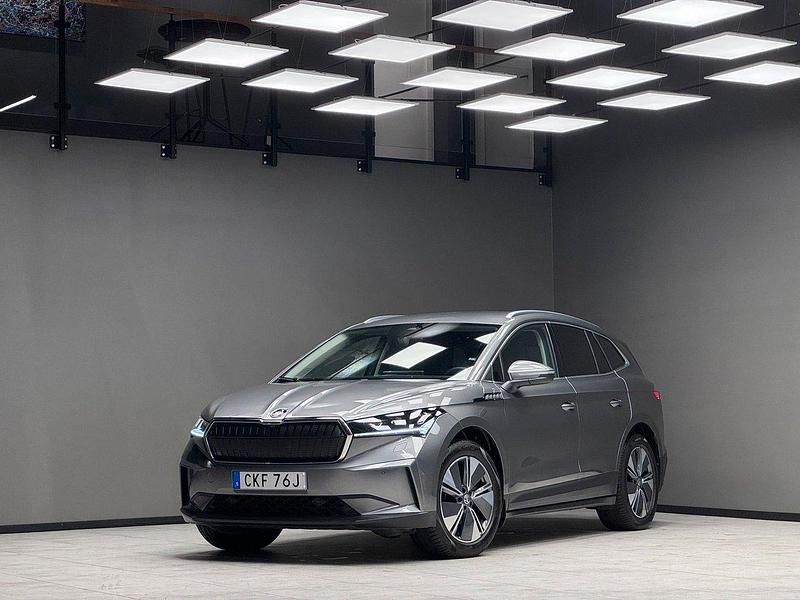 Grå Begagnad 2022 Skoda Enyaq iV SUV | 379 900 kr (Lite dyr) - Bild 1/3