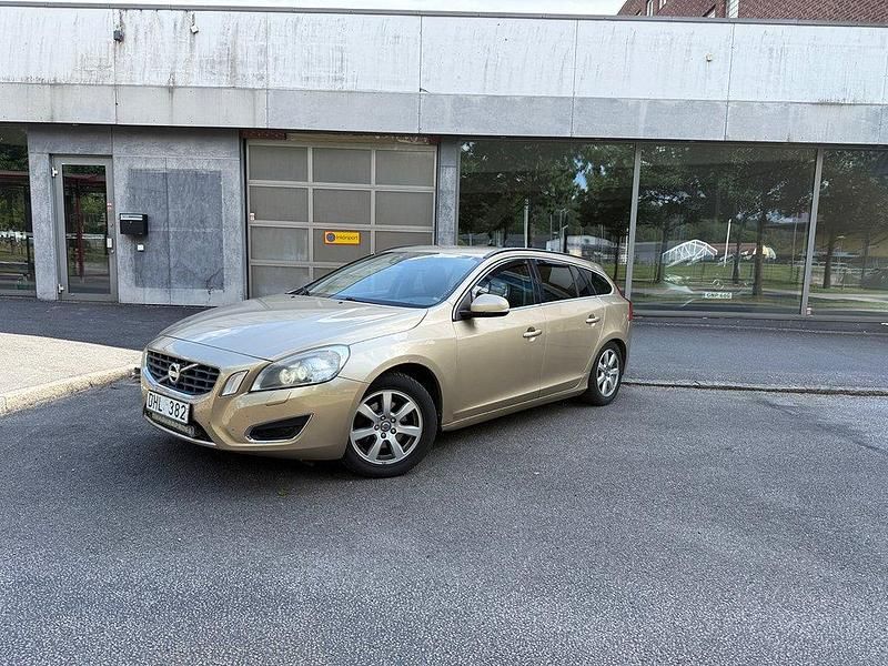Ljusbrun Begagnad 2012 Volvo V60 Momentum Kombi | 69 900 kr (Marknadspris) - Bild 1/4