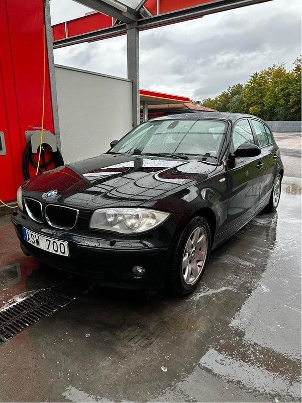 Svart Begagnad 2006 BMW 118 Halvkombi | 26 500 kr (Superpris) - Bild 1/4