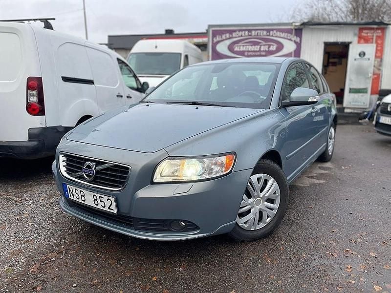 Ljusblå Begagnad 2010 Volvo S40 Momentum Sedan | 42 000 kr (Superpris) - Bild 1/4