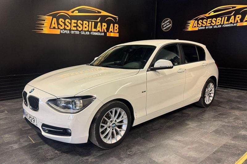 Vit Begagnad 2015 BMW 118 Sport Line Halvkombi | 149 900 kr (Bra pris) - Bild 1/1