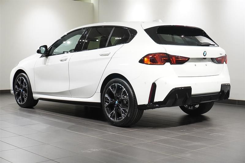 Begagnad BMW 120 M Sport 2026 Vit Halvkombi