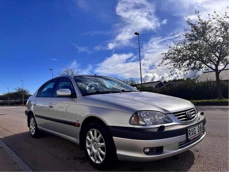 Silver Begagnad 2000 Toyota Avensis Sedan | 39 000 kr (Lite dyr) - Bild 1/4