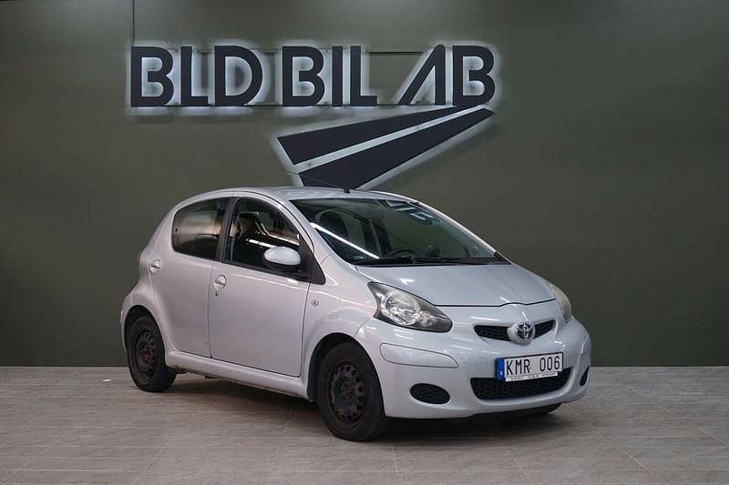 Silver Begagnad 2009 Toyota Aygo Halvkombi | 22 900 kr (Marknadspris) - Bild 1/4