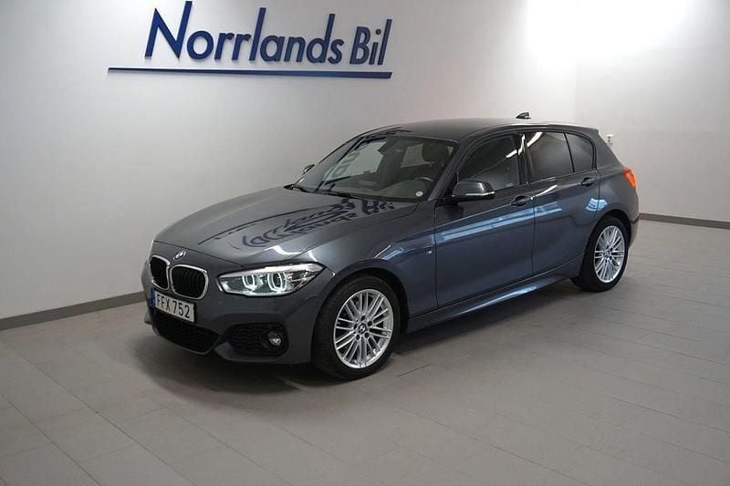 Grå Begagnad 2019 BMW 118 M Sport Halvkombi | 214 900 kr (Marknadspris) - Bild 1/4