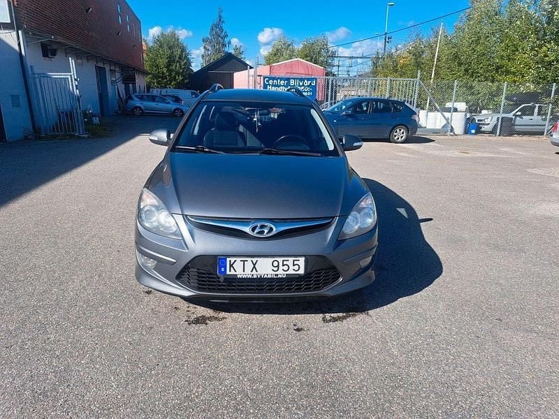 Grå Begagnad 2010 Hyundai i30 Kombi | 42 900 kr (Lite dyr) - Bild 1/4
