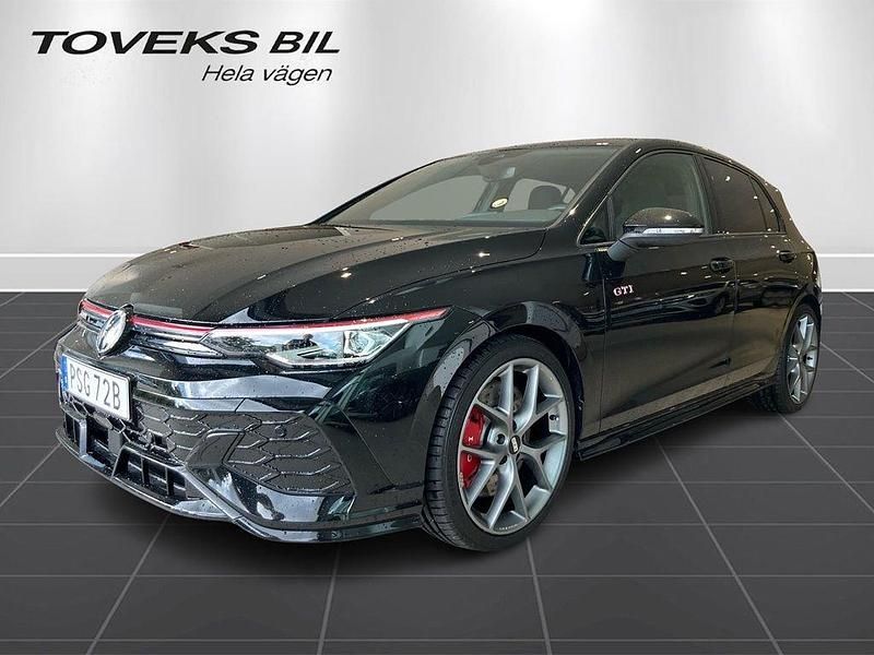 Svart (grenadilla black metallic) Begagnad 2025 VW Golf VIII GTI Clubsport Halvkombi | 449 900 kr (Bra pris) - Bild 1/4