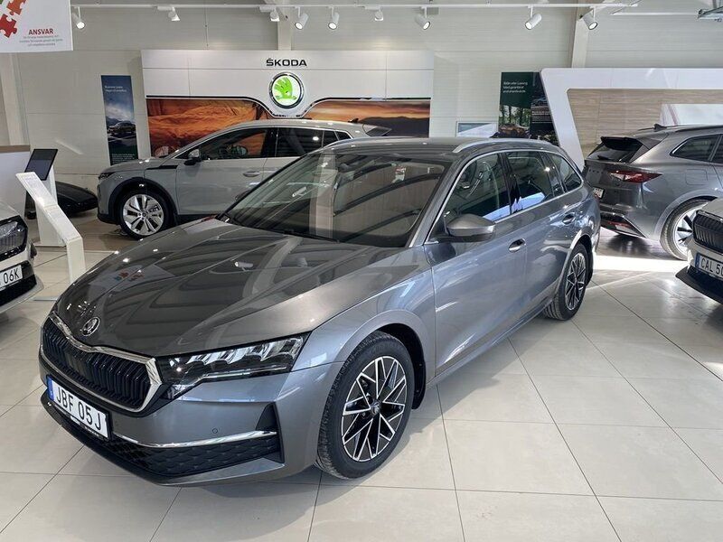 Grå Ny 2024 Skoda Octavia Selection Kombi | 346 900 kr (Marknadspris) - Bild 1/4