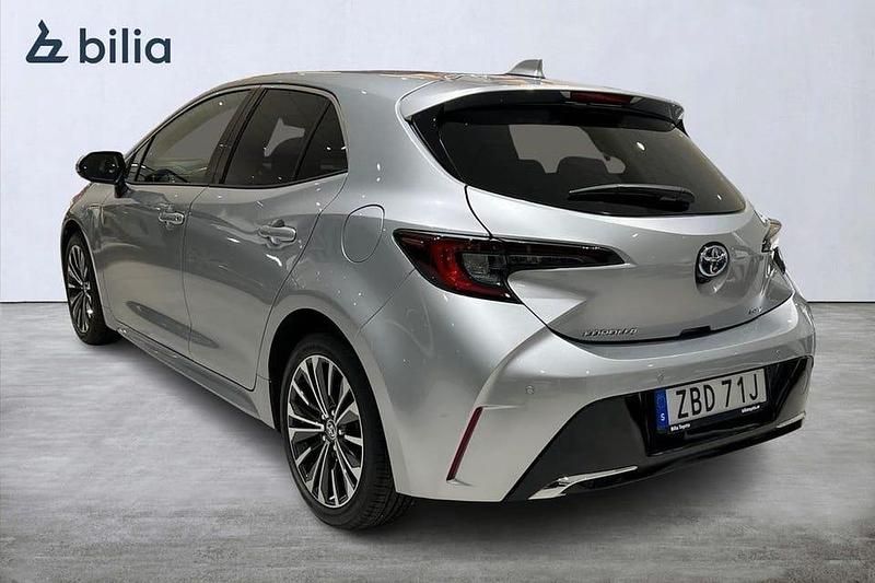 Begagnad Toyota Corolla Hybrid Style 141 HK (103 kW) 2024 Silver Halvkombi