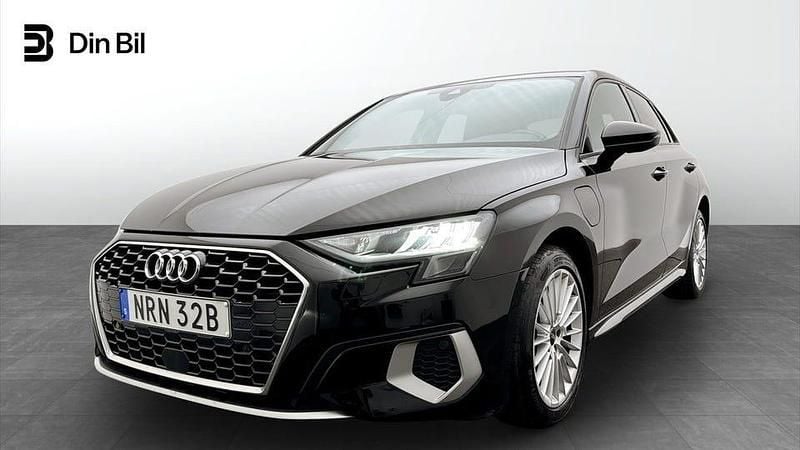 Brilliantsvart Begagnad 2024 Audi A3 Advanced Plus Sedan | 269 000 kr (Bra pris) - Bild 1/4