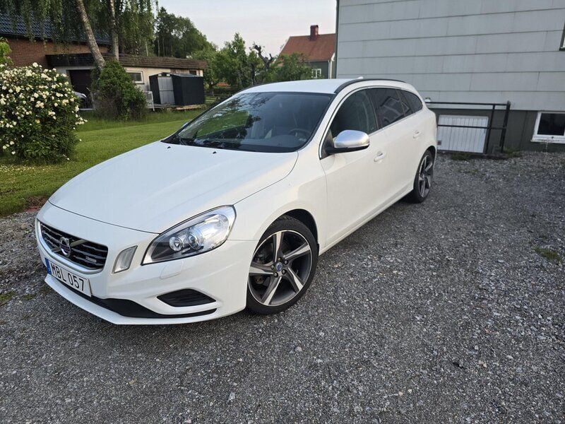 Vit Begagnad 2012 Volvo V60 R-Design Momentum Kombi | 108 000 kr (Lite dyr) - Bild 1/4