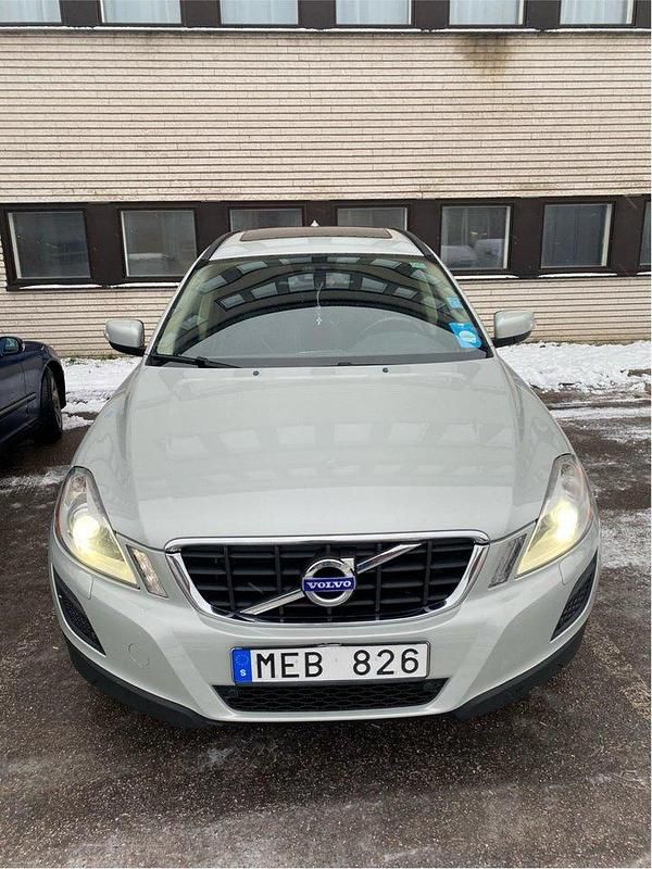 Vit Begagnad 2012 Volvo XC60 Momentum SUV | 90 000 kr (Superpris) - Bild 1/3