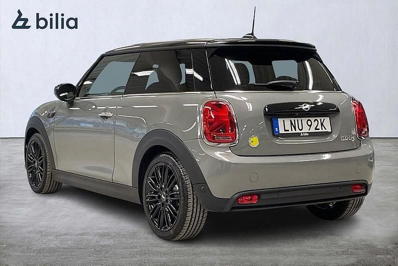 Begagnad Mini Cooper Essential 135 kW (184 HK) 2022 Moonwalk grey met Halvkombi