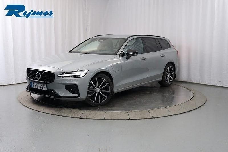 Grå (vapour grey metallic) Begagnad 2025 Volvo V60 Plus Kombi | 484 900 kr (Marknadspris) - Bild 1/4