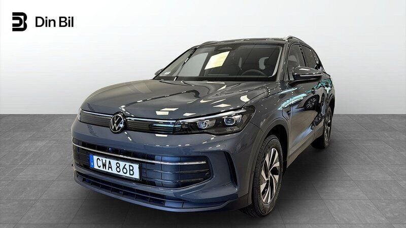Mörkgrå (dolphin grey metallic) Ny 2025 VW Tiguan Edition SUV | 537 500 kr (Marknadspris) - Bild 1/4