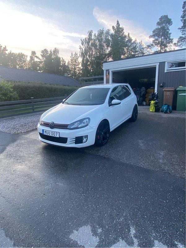 Vit Begagnad 2010 VW Golf VI GTI Halvkombi | 105 000 kr (Lite dyr) - Bild 1/4