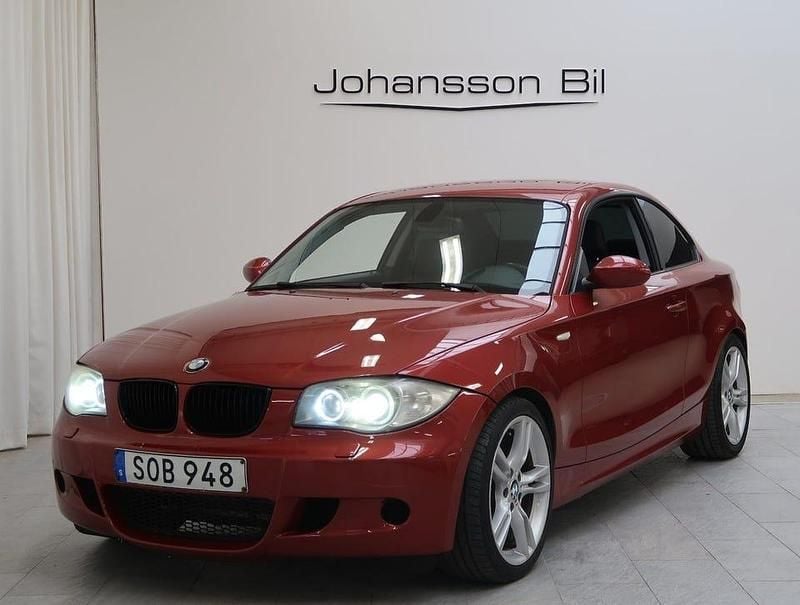Röd Begagnad 2008 BMW 120 Advantage Halvkombi | 89 900 kr (Dyr) - Bild 1/4