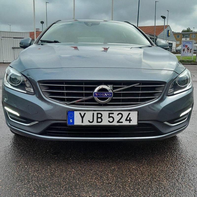 Grå Begagnad 2017 Volvo V60 Momentum Kombi | 166 900 kr (Marknadspris) - Bild 1/4