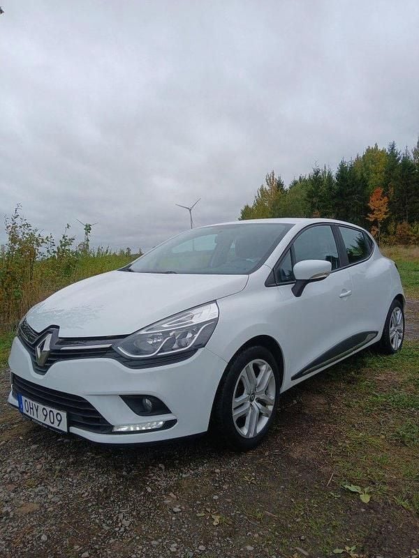 Vit Begagnad 2017 Renault Clio IV Halvkombi | 74 500 kr (Marknadspris) - Bild 1/4