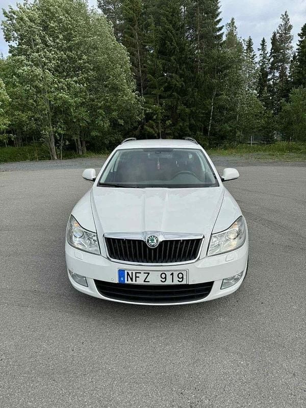 Vit Begagnad 2013 Skoda Octavia Elegance Kombi | 99 000 kr (Bra pris) - Bild 1/4