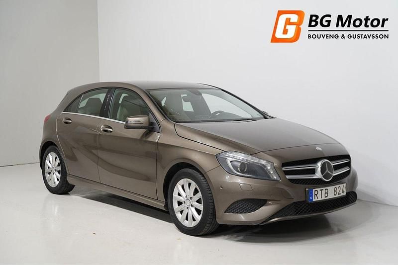 Grå Begagnad 2012 Mercedes A200 Urban Halvkombi | 114 600 kr (Lite dyr) - Bild 1/4