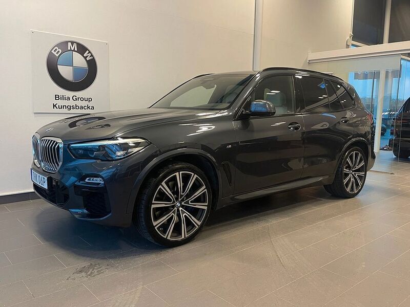 Grå Begagnad 2018 BMW X5 M Sport SUV | 519 900 kr (Marknadspris) - Bild 1/4