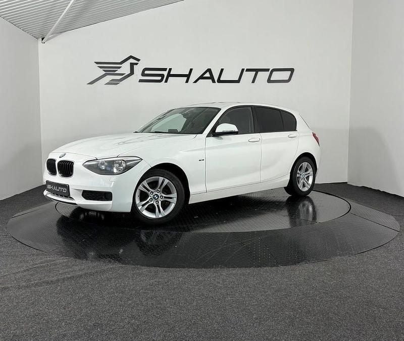 Vit Begagnad 2013 BMW 118 Sport Line Halvkombi | 89 900 kr (Marknadspris) - Bild 1/4