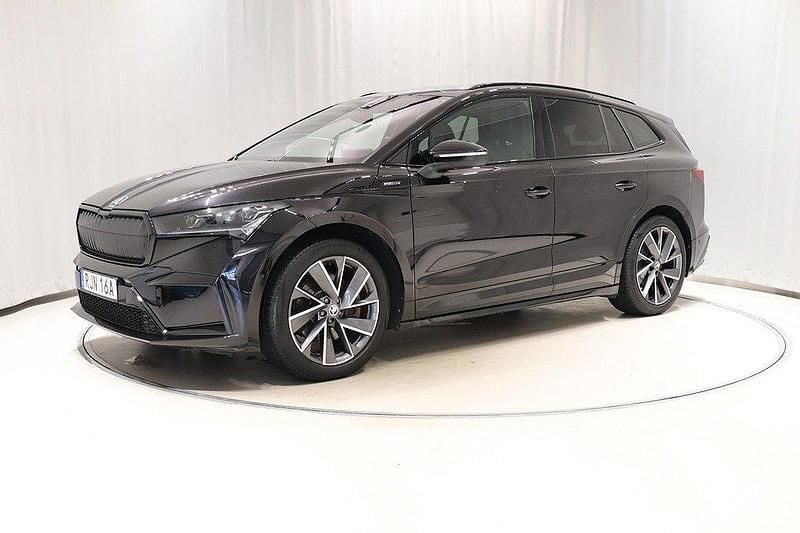 Svart (black magic metallic) Begagnad 2022 Skoda Enyaq iV SportLine SUV | 369 900 kr (Marknadspris) - Bild 1/4