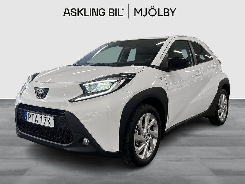 Vit Ny 2025 Toyota Aygo Comfort Halvkombi | 193 000 kr (Lite dyr) - Bild 1/4