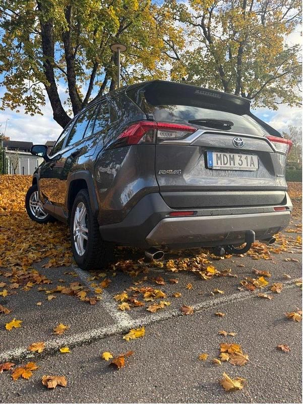 Grå Begagnad 2020 Toyota RAV4 Hybrid Active SUV | 269 000 kr (Marknadspris) - Bild 1/4