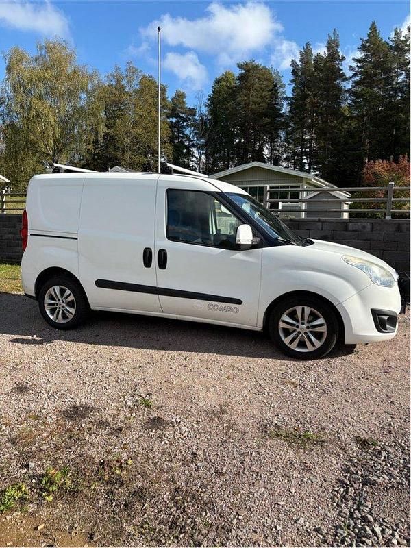 Vit Begagnad 2014 Opel Combo Minibuss | 57 000 kr (Marknadspris) - Bild 1/4