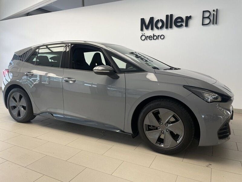 Ljusgrå (vapor grey) Begagnad 2024 Cupra Born Halvkombi | 289 900 kr (Marknadspris) - Bild 1/4