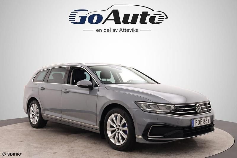 Grå Begagnad 2022 VW Passat GTE Kombi | 259 500 kr (Marknadspris) - Bild 1/4
