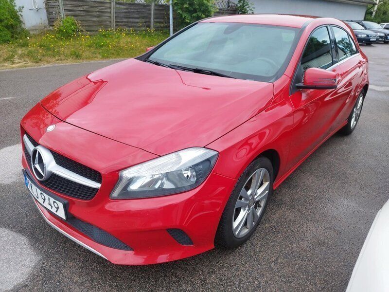 Röd Begagnad 2017 Mercedes A180 Halvkombi | 134 900 kr (Marknadspris) - Bild 1/3