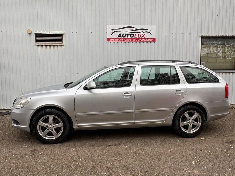 Silver Begagnad 2011 Skoda Octavia Kombi | 45 900 kr (Marknadspris) - Bild 1/4